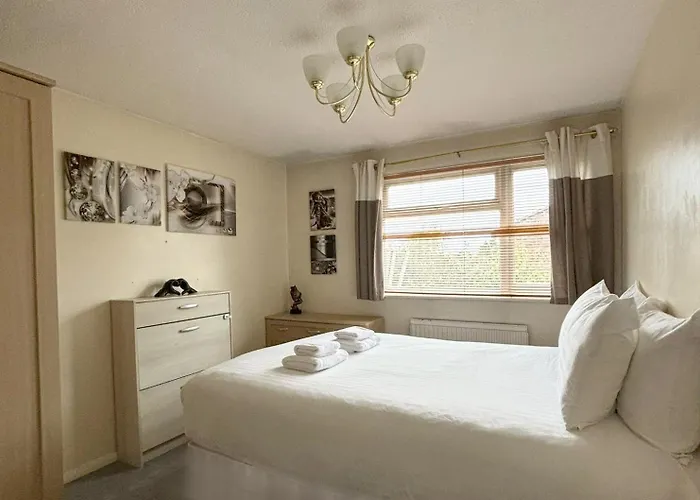 Spacious House Near Cambridge - Free Parking & Garden - Cambridge Homehost