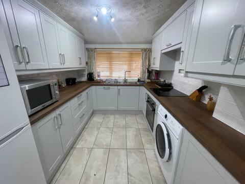 Spacious House Near - Free Parking & Garden - Homehost