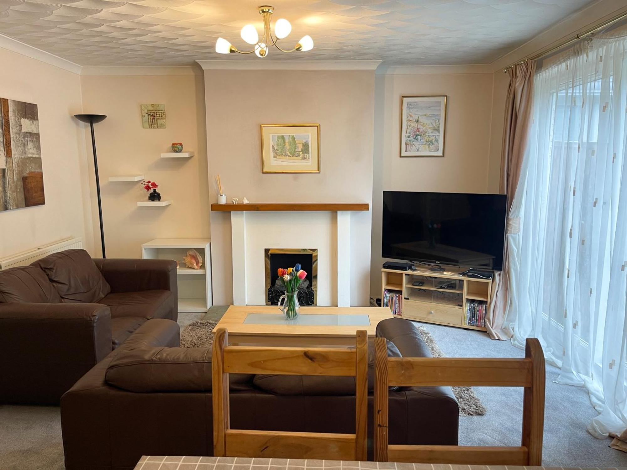 Сasa de vacaciones Spacious House Near - Free Parking & Garden - Homehost *