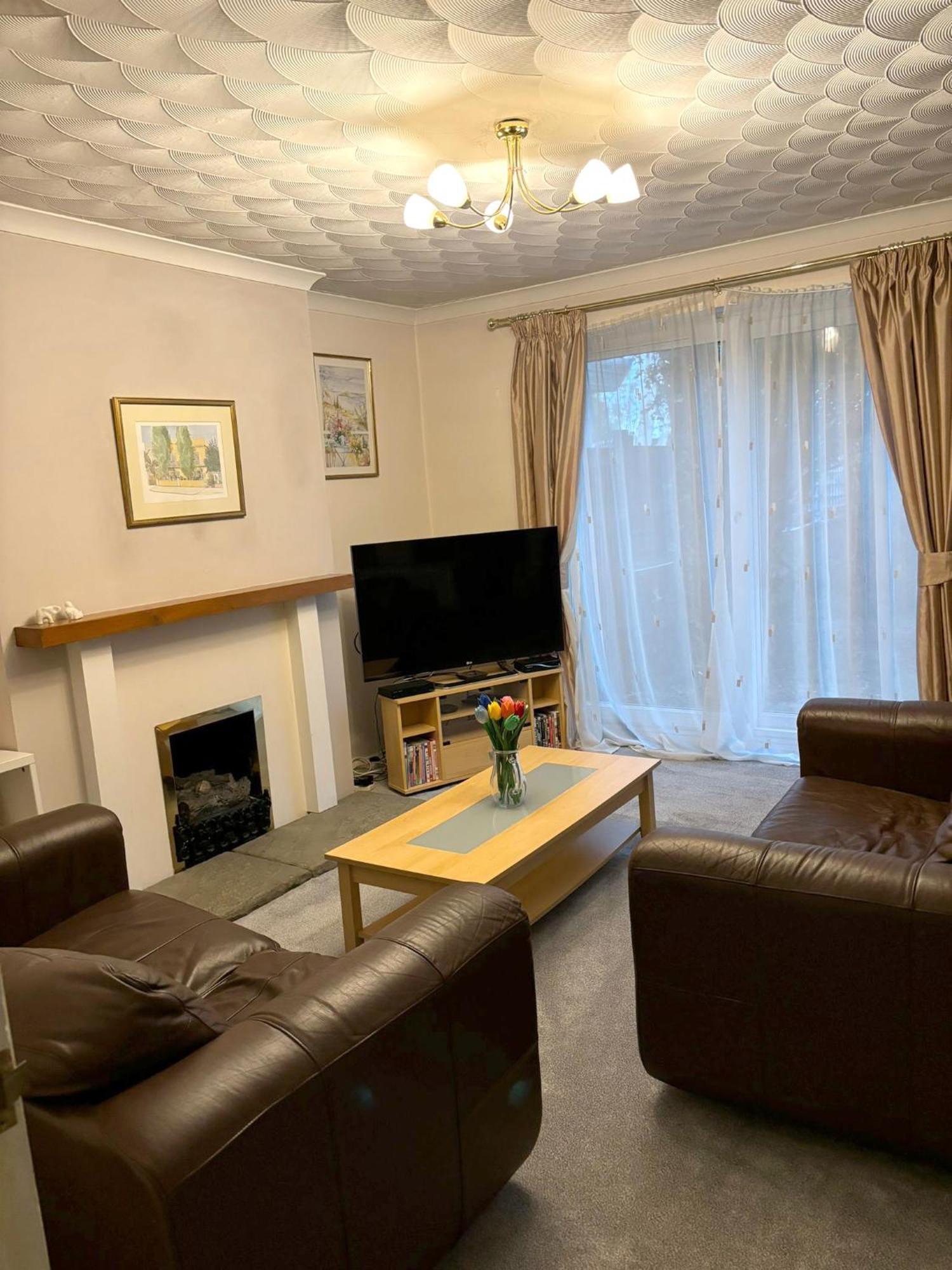 Spacious House Near - Free Parking & Garden - Homehost
