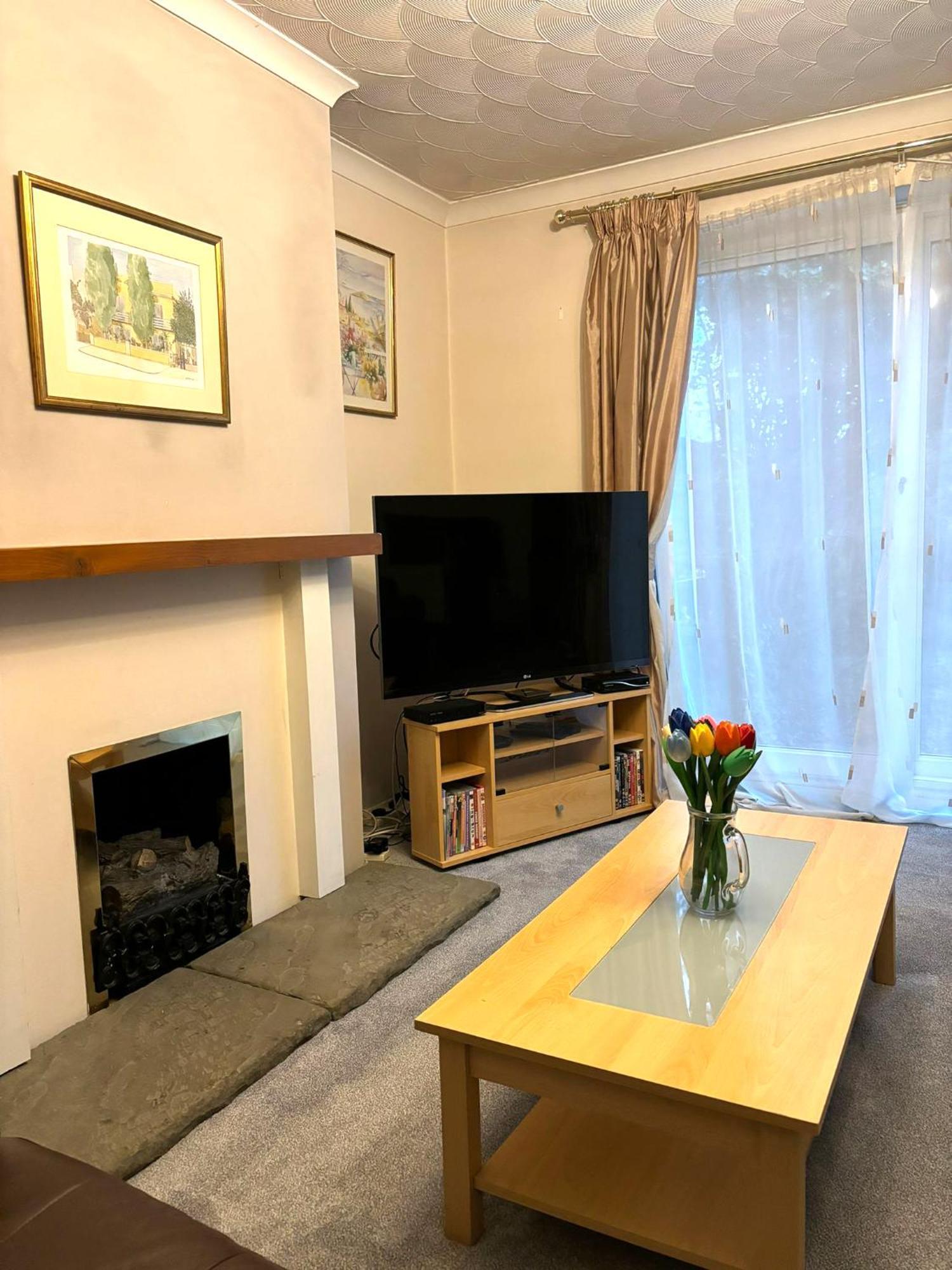 Spacious House Near - Free Parking & Garden - Homehost Сasa de vacaciones